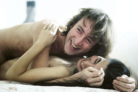 11_mejores_portadas_54_john_lennon_John Lennon y Yoko Ono (sesion de fotos  Allan Tannenbaum)